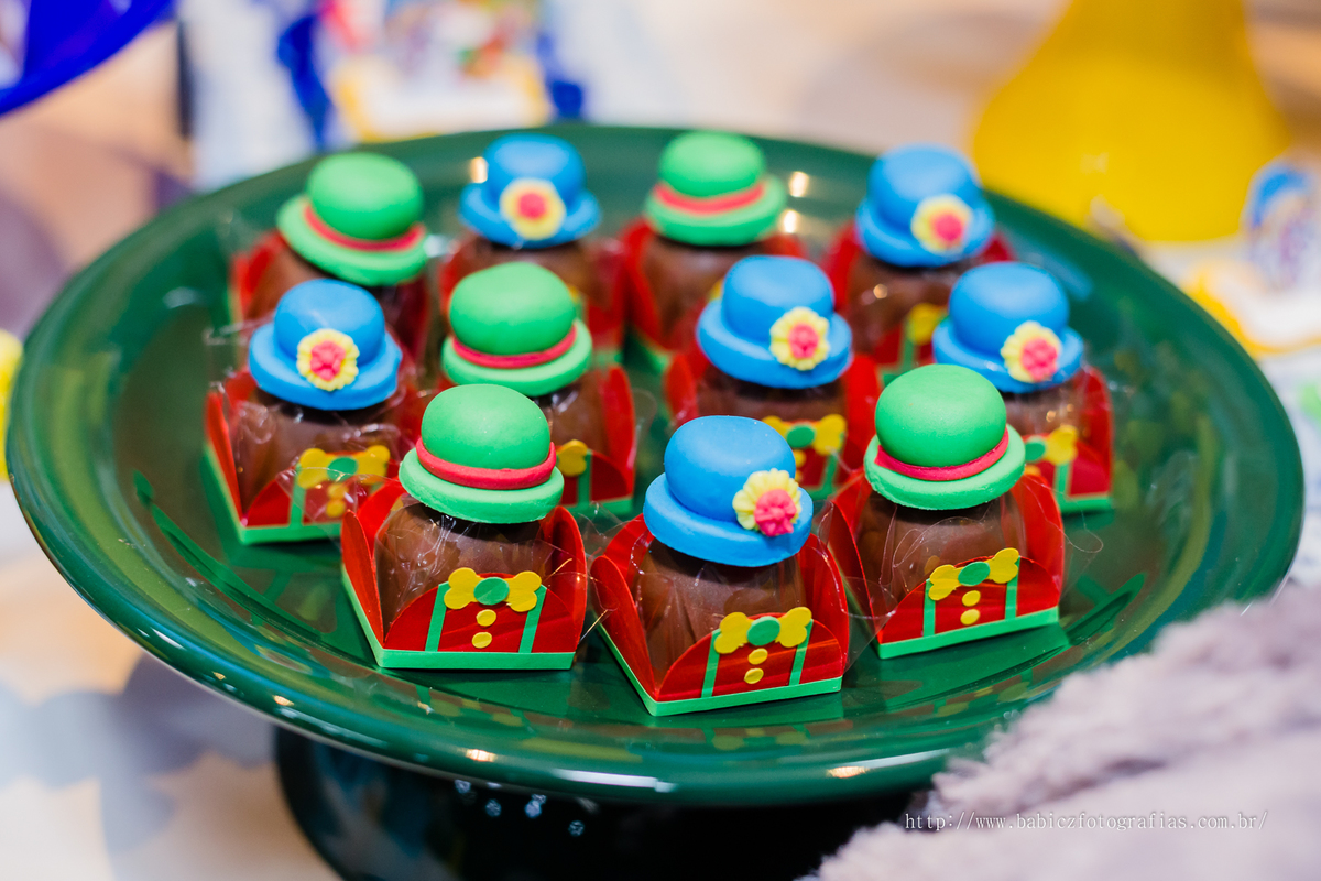 Foto doces personalizados tema circo de festa infantil no Buffet Infantil Kiddie Park em Maringa