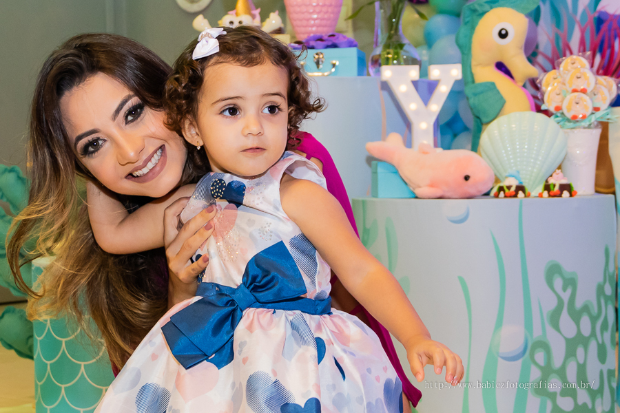 Fotografia do mamae com a aniversariante em seu aniversario de 2 aninhos no pipas buffet maringa