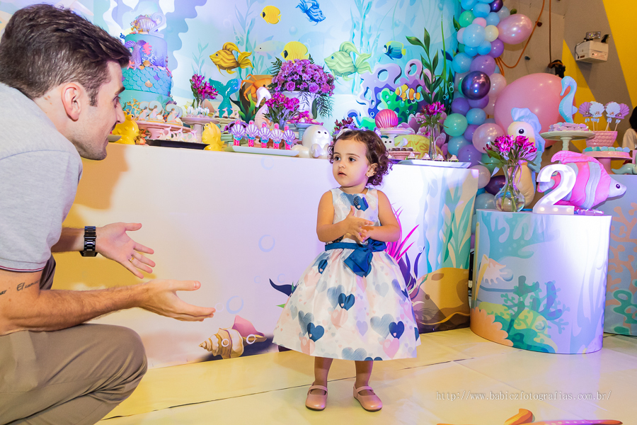 Foto de aniversariante em sua festa de 2 anos com a decor fundo do mar no pipas club maringa