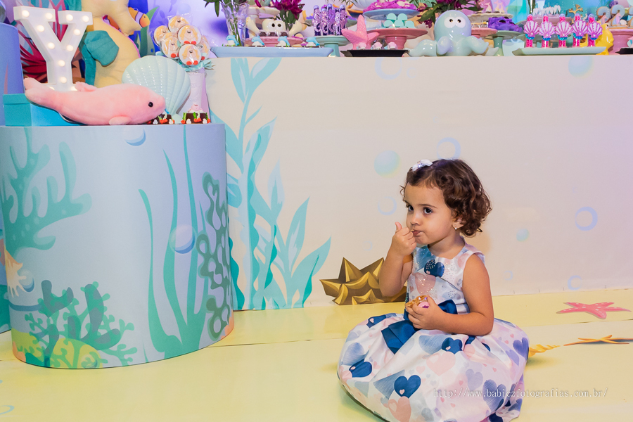 Foto de aniversariante em sua festa de 2 anos com a decor fundo do mar no pipas club maringa