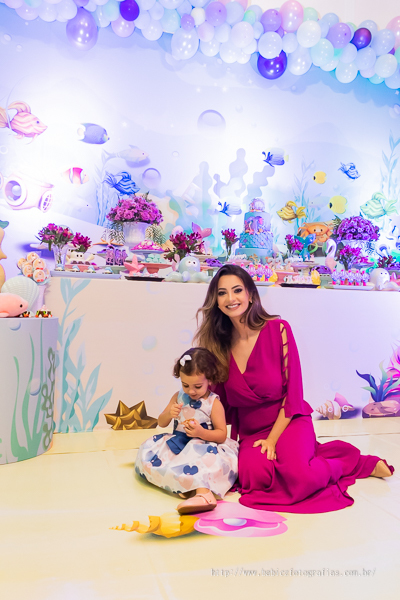 Fotografia da aniversariante com a mamae na sua festa de aniversario infantil de 2 aninhos