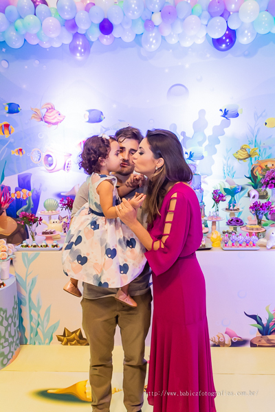 Foto da aniversariante com os pais na sua festa de anviersario com a decoracção fundo do mar no pipas em Maringa.