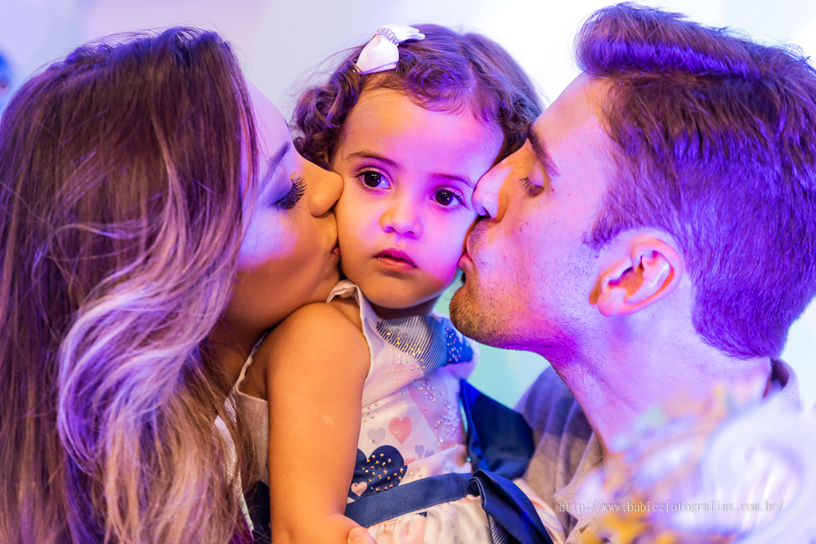 Foto da aniversariante com os pais na sua festa de anviersario com a decoracção fundo do mar no pipas em Maringa.