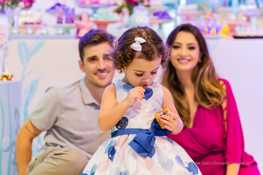 Foto da aniversariante com os pais na sua festa de anviersario com a decoracção fundo do mar no pipas em Maringa.