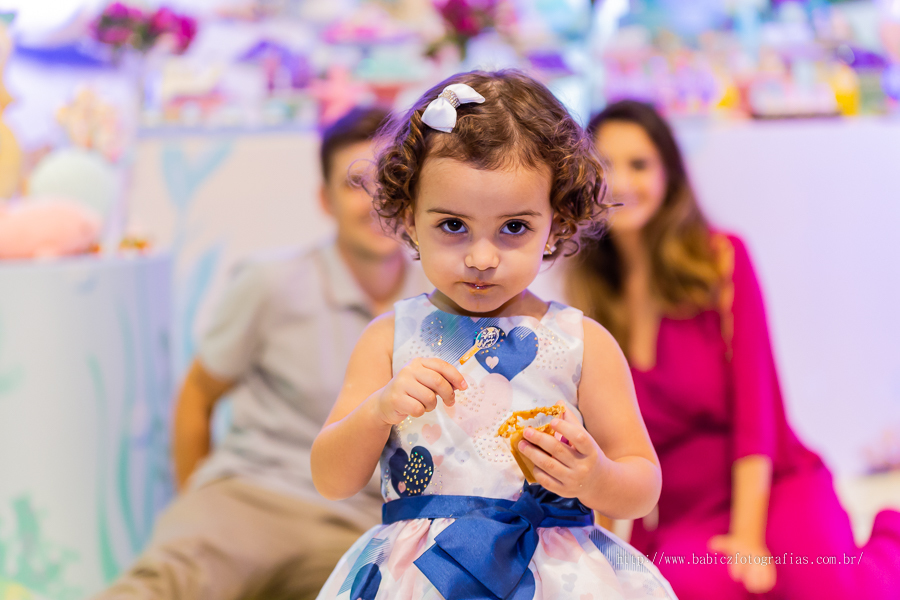 Foto da aniversariante com os pais na sua festa de anviersario com a decoracção fundo do mar no pipas em Maringa.
