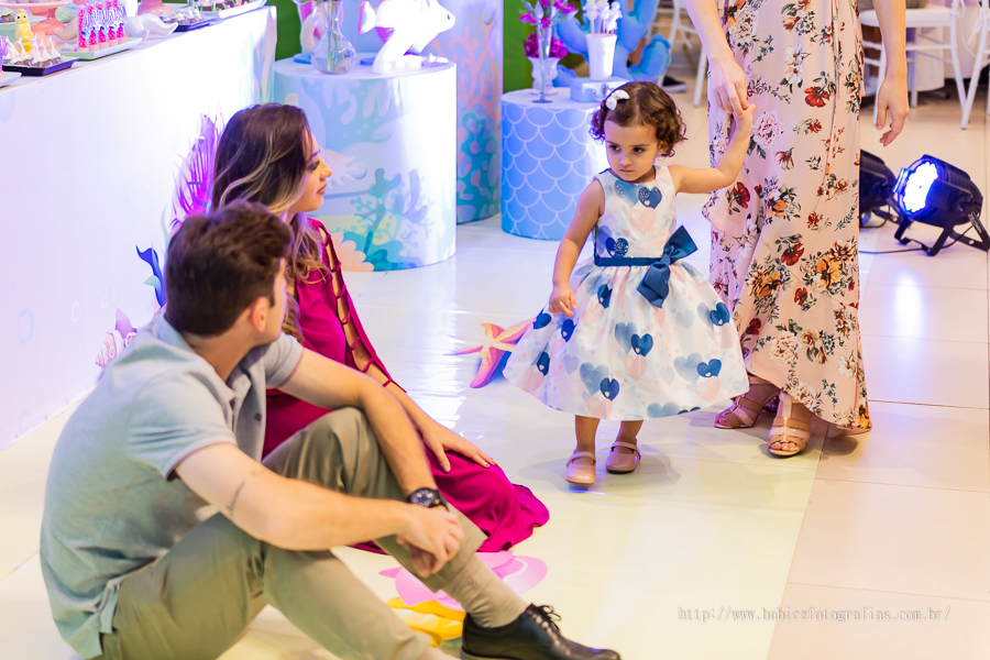 Foto da aniversariante com os pais na sua festa de anviersario com a decoracção fundo do mar no pipas em Maringa.