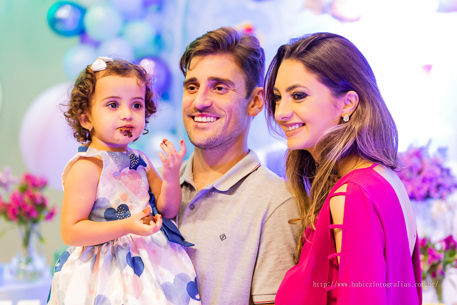 Foto da aniversariante com os pais na sua festa de anviersario com a decoracção fundo do mar no pipas em Maringa.
