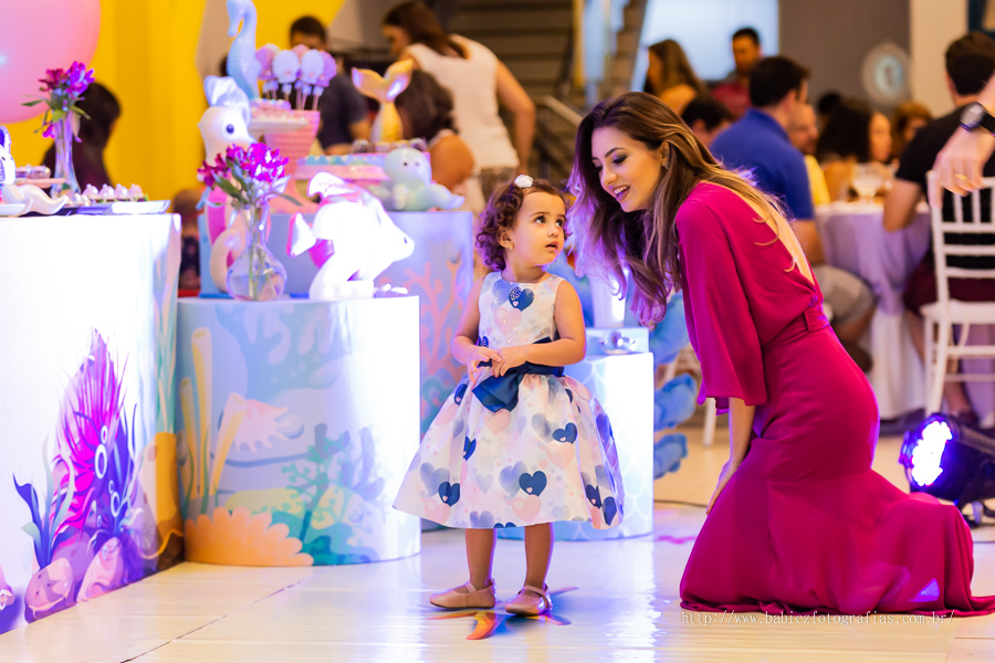 Fotografia da aniversariante com a mamae no buffet pipas club Maringá