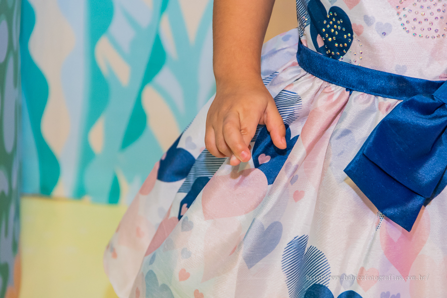 Fotografia da mao da aniversariante com os dedinhos cruzados