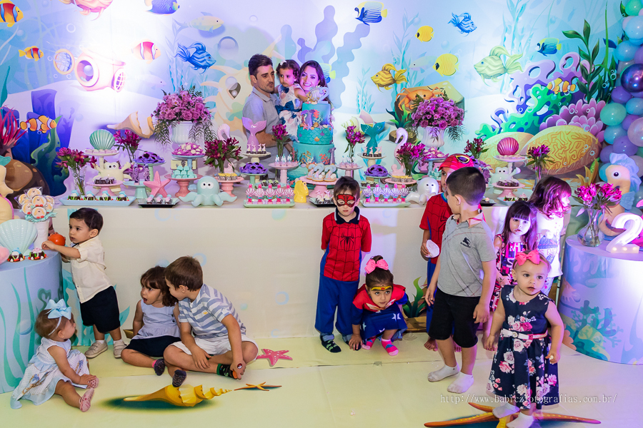 Fotografia da hora do parabens no aniversario de 2 aninhos da Yasmin no pipas club Maringá