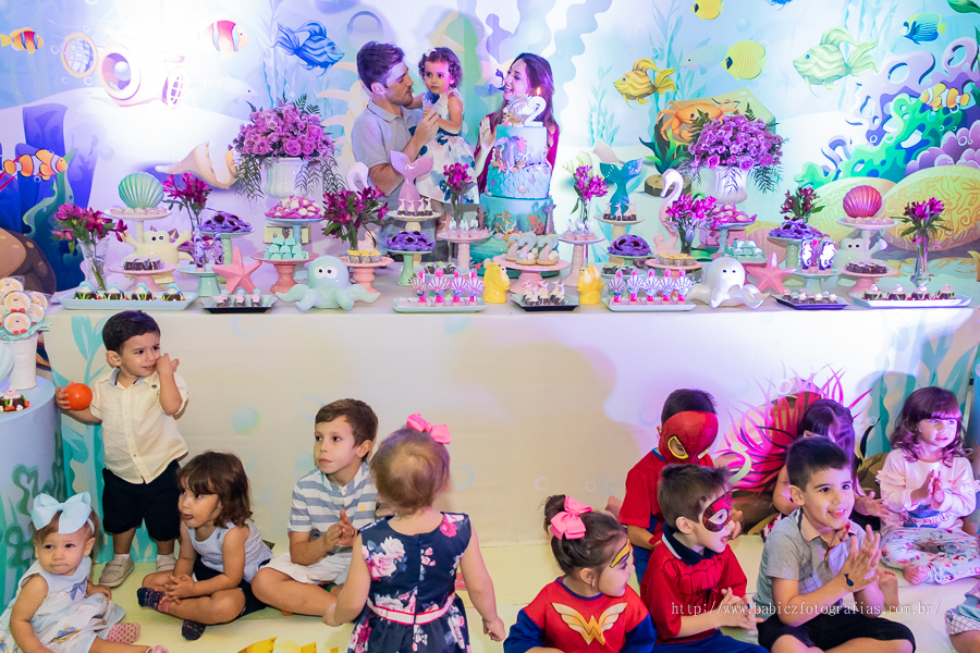 Fotografia da hora do parabens no aniversario de 2 aninhos da Yasmin no pipas club Maringá