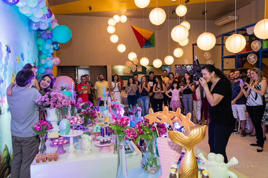 Fotografia da hora do parabens no aniversario de 2 aninhos da Yasmin no pipas club Maringá
