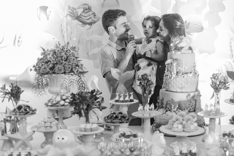 Fotografia da hora do parabens no aniversario de 2 aninhos da Yasmin no pipas club Maringá