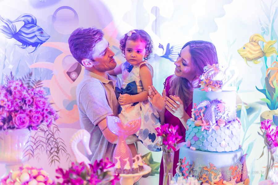 Fotografia da hora do parabens no aniversario de 2 aninhos da Yasmin no pipas club Maringá