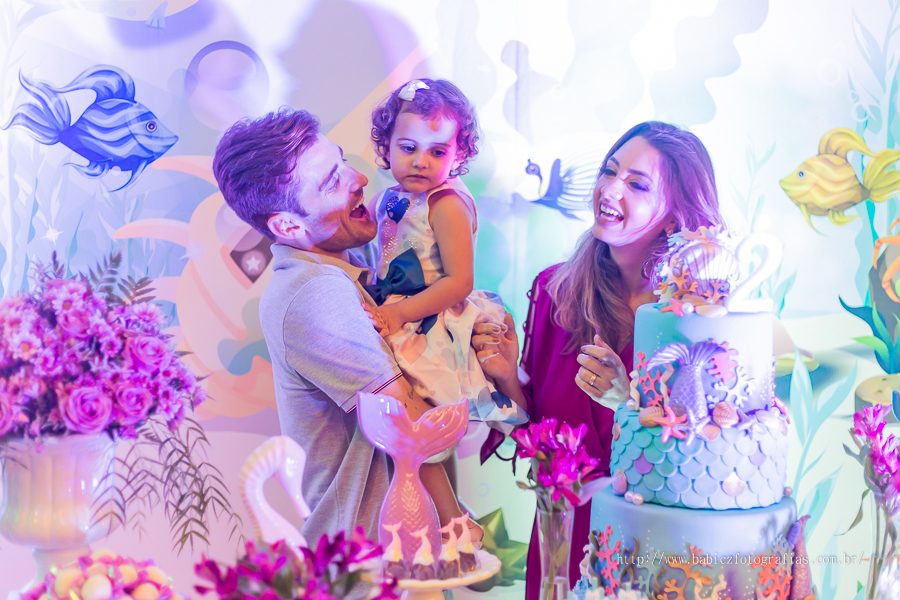 Fotografia da hora do parabens no aniversario de 2 aninhos da Yasmin no pipas club Maringá