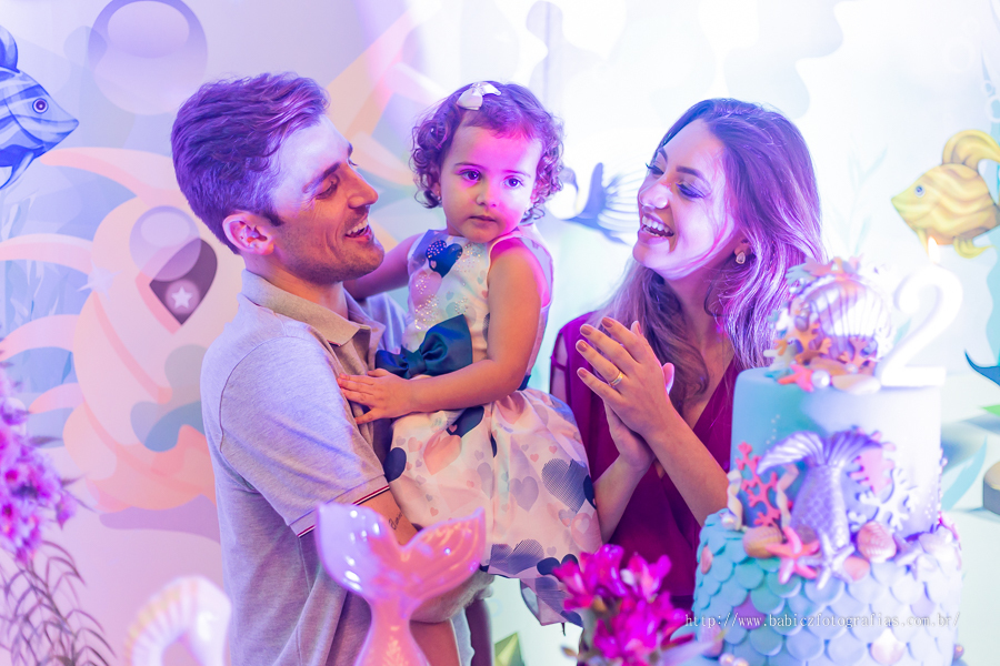 Fotografia da hora do parabens no aniversario de 2 aninhos da Yasmin no pipas club Maringá