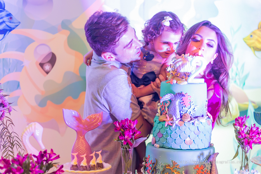 Fotografia da hora do parabens no aniversario de 2 aninhos da Yasmin no pipas club Maringá