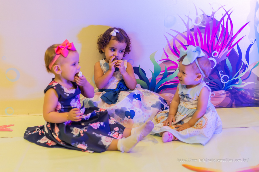 Fofografia da aniversariante com os amiguinhos sentados no chao