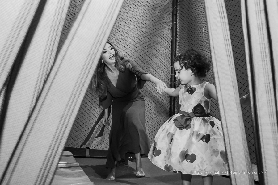 FOTOGRAFIA ESPONTÂNEA DE ANIVERSARIO INFANTIL
Aniversariante brincando no pula pula com a mamae na sua festa de aniversario
fotografia autoral
fotografia documental