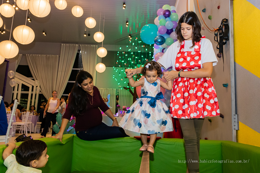 Fotografia da aniversariante brincando no pipas club em Maringa
