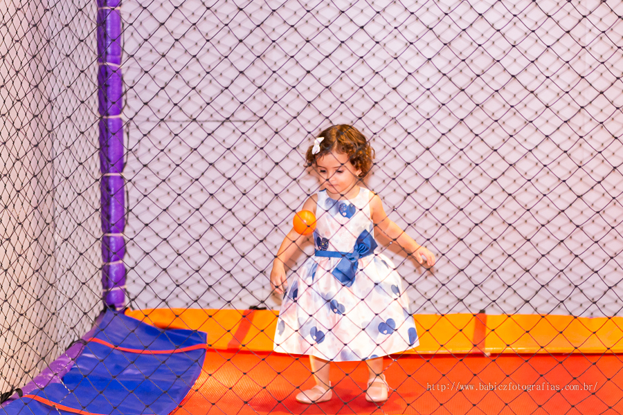 Fotografia da aniversariante brincando no pula pula pipas club em Maringa