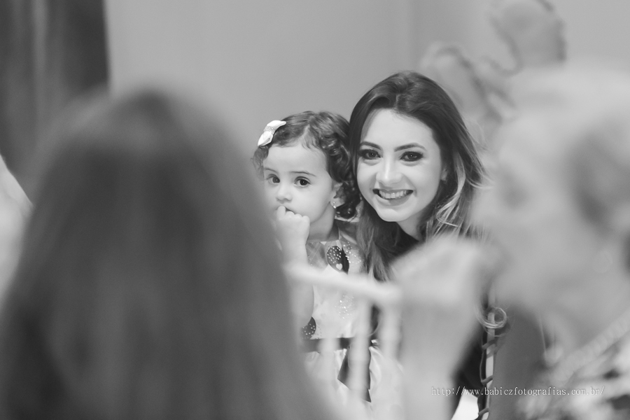 Fotografia em PB da aniversariante com a mamae