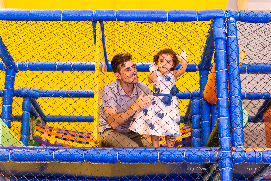 Fotografia da aniversariante brincando com o papai