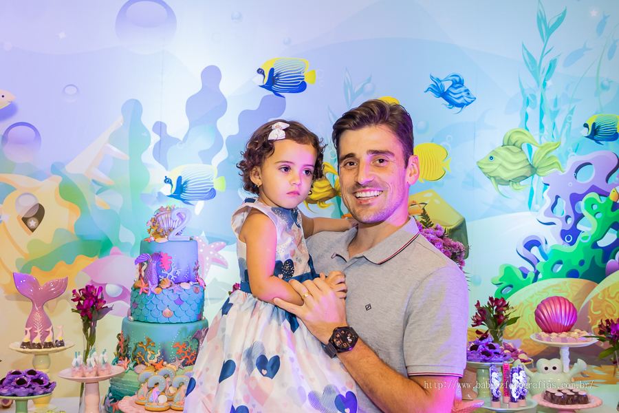 Fotografia do pai com a aniversariante em seu aniversario de 2 aninhos no pipas buffet maringa