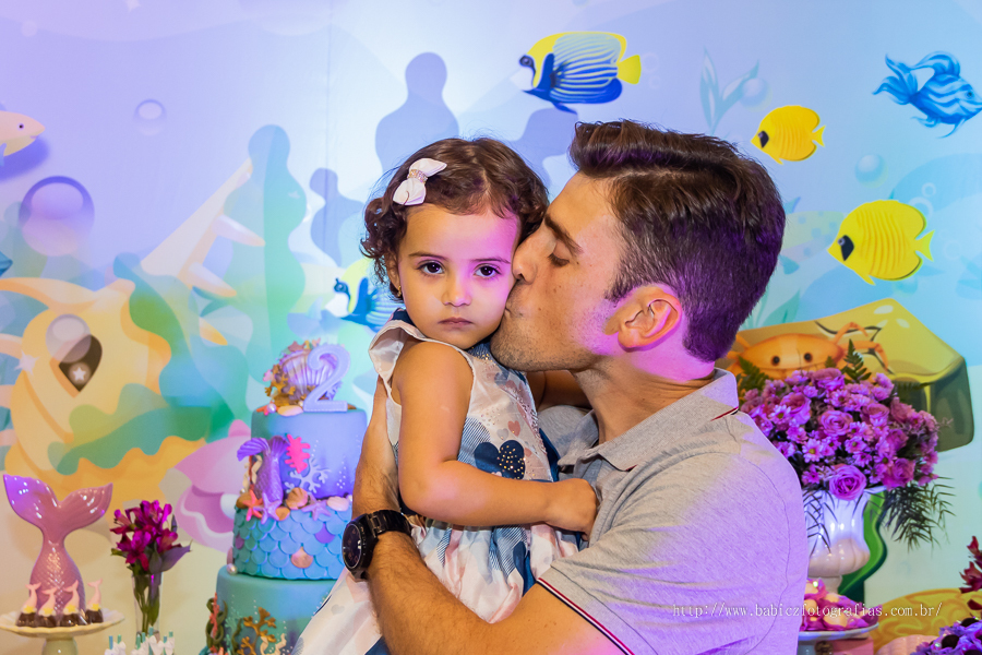 Fotografia do pai com a aniversariante em seu aniversario de 2 aninhos no pipas buffet maringa