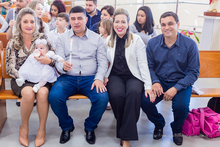 Fotos da fotografa Rose Babicz (Babicz Fotografias) do batizado da Valentina celebrado na Paróquia Nsa Perpétuo Socorro em Maringa