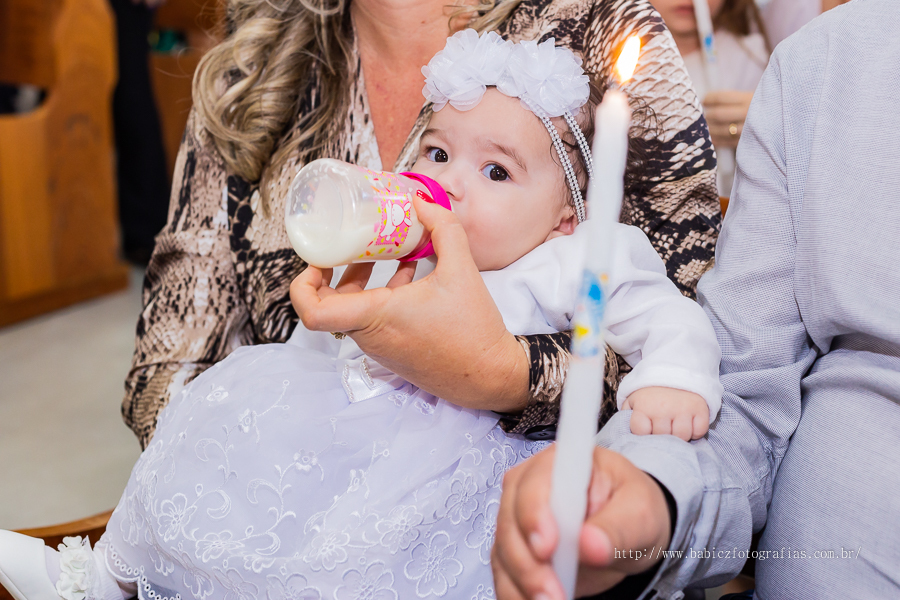 Fotos da fotografa Rose Babicz (Babicz Fotografias) do batizado da Valentina celebrado na Paróquia Nsa Perpétuo Socorro em Maringa