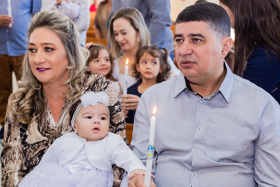 Fotos da fotografa Rose Babicz (Babicz Fotografias) do batizado da Valentina celebrado na Paróquia Nsa Perpétuo Socorro em Maringa