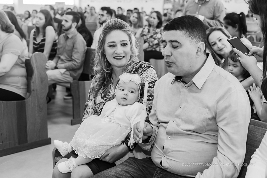 Fotos da fotografa Rose Babicz (Babicz Fotografias) do batizado da Valentina celebrado na Paróquia Nsa Perpétuo Socorro em Maringa