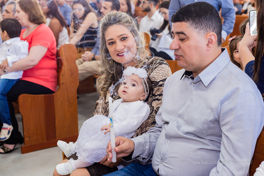 Fotos da fotografa Rose Babicz (Babicz Fotografias) do batizado da Valentina celebrado na Paróquia Nsa Perpétuo Socorro em Maringa