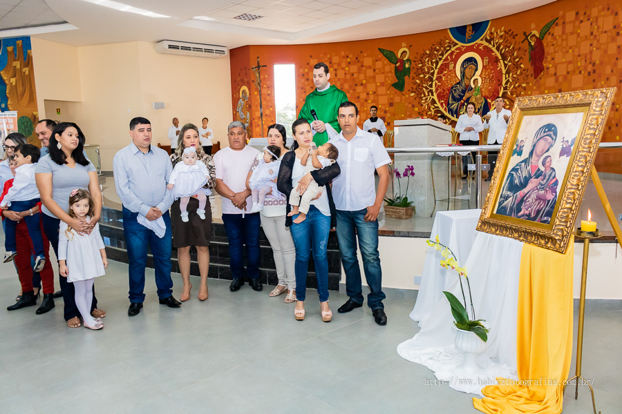 Fotos da fotografa Rose Babicz (Babicz Fotografias) do batizado da Valentina celebrado na Paróquia Nsa Perpétuo Socorro em Maringa