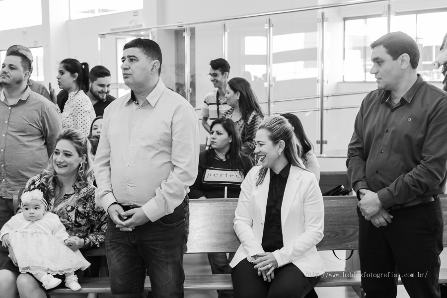 Fotos da fotografa Rose Babicz (Babicz Fotografias) do batizado da Valentina celebrado na Paróquia Nsa Perpétuo Socorro em Maringa
