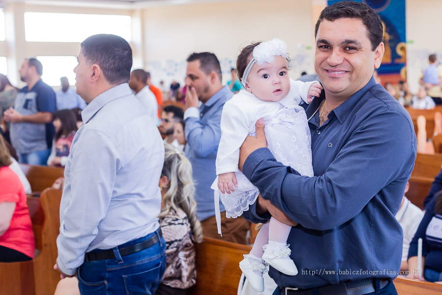 Fotos da fotografa Rose Babicz (Babicz Fotografias) do batizado da Valentina celebrado na Paróquia Nsa Perpétuo Socorro em Maringa