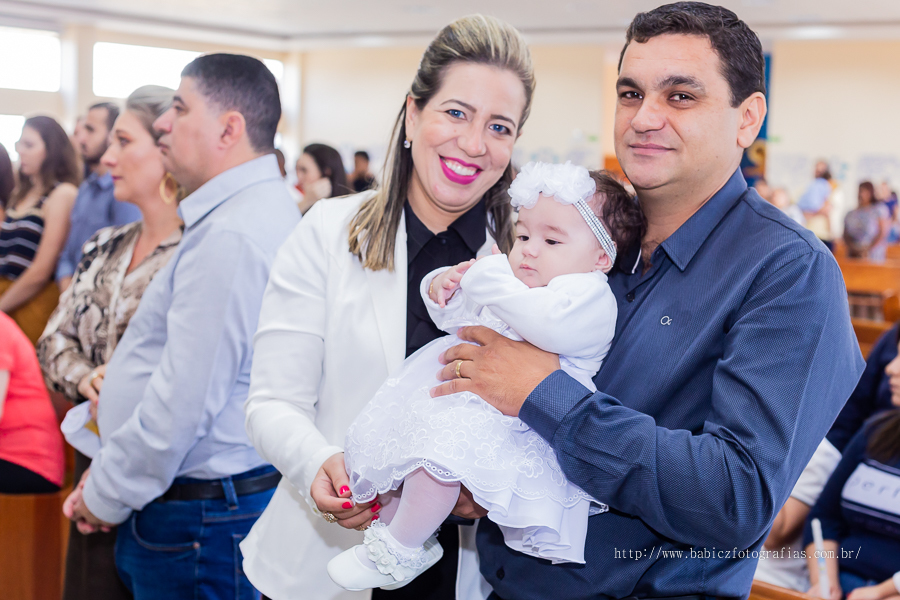 Fotos da fotografa Rose Babicz (Babicz Fotografias) do batizado da Valentina celebrado na Paróquia Nsa Perpétuo Socorro em Maringa