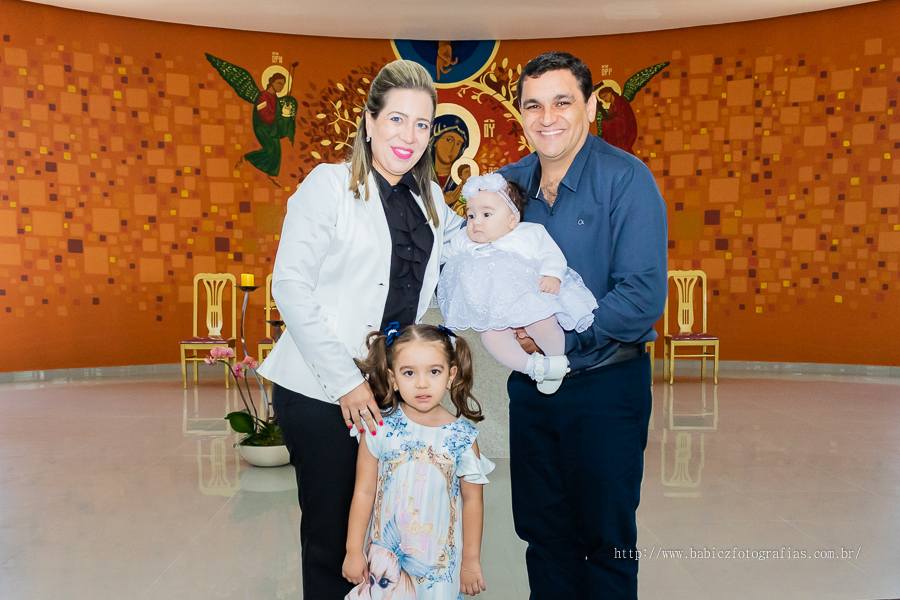 Fotos da fotografa Rose Babicz (Babicz Fotografias) do batizado da Valentina celebrado na Paróquia Nsa Perpétuo Socorro em Maringa