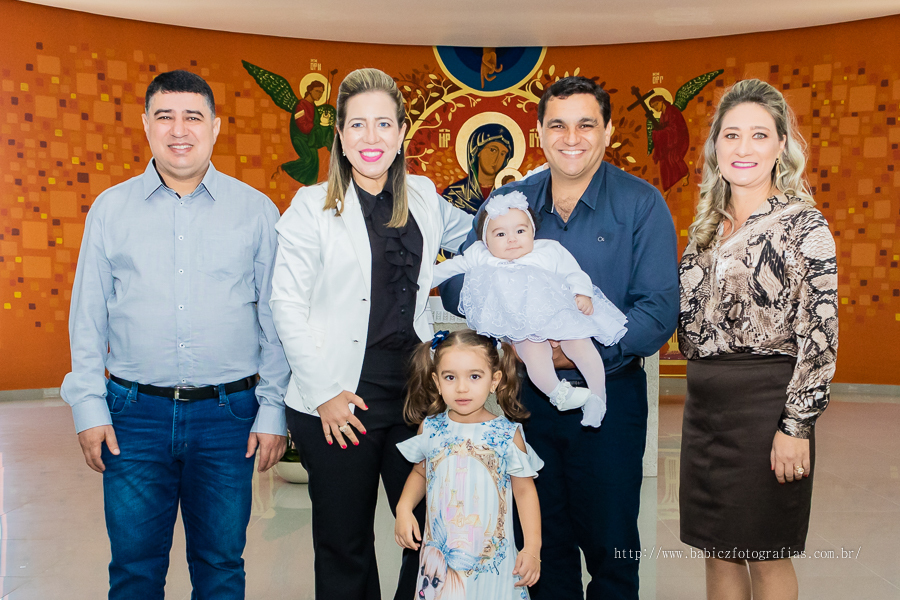 Fotos da fotografa Rose Babicz (Babicz Fotografias) do batizado da Valentina celebrado na Paróquia Nsa Perpétuo Socorro em Maringa