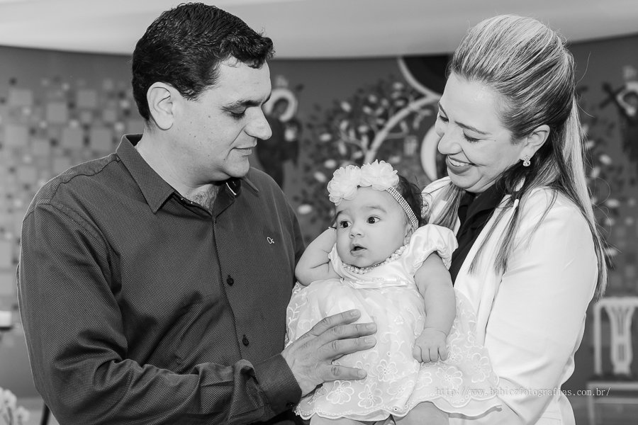 Fotos da fotografa Rose Babicz (Babicz Fotografias) do batizado da Valentina celebrado na Paróquia Nsa Perpétuo Socorro em Maringa