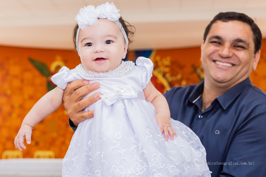 Fotos da fotografa Rose Babicz (Babicz Fotografias) do batizado da Valentina celebrado na Paróquia Nsa Perpétuo Socorro em Maringa