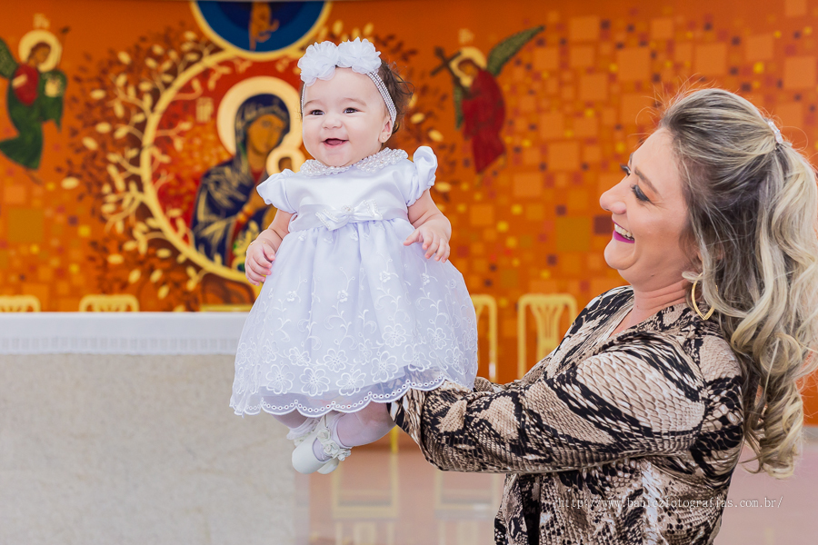 Fotos da fotografa Rose Babicz (Babicz Fotografias) do batizado da Valentina celebrado na Paróquia Nsa Perpétuo Socorro em Maringa