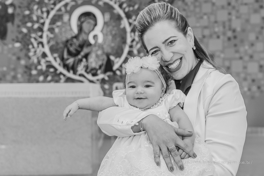 Fotos da fotografa Rose Babicz (Babicz Fotografias) do batizado da Valentina celebrado na Paróquia Nsa Perpétuo Socorro em Maringa