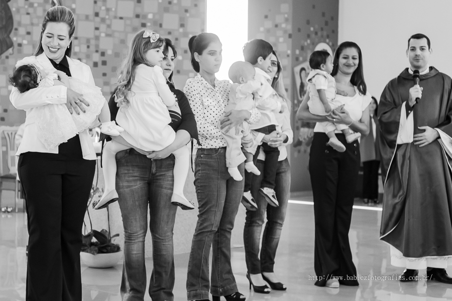 Fotos da fotografa Rose Babicz (Babicz Fotografias) do batizado da Valentina celebrado na Paróquia Nsa Perpétuo Socorro em Maringa