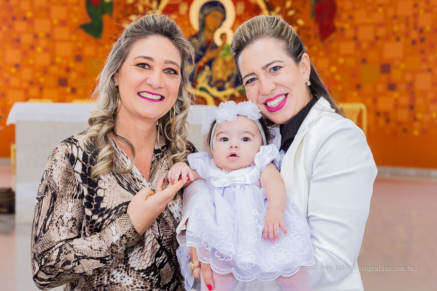 Fotos da fotografa Rose Babicz (Babicz Fotografias) do batizado da Valentina celebrado na Paróquia Nsa Perpétuo Socorro em Maringa
