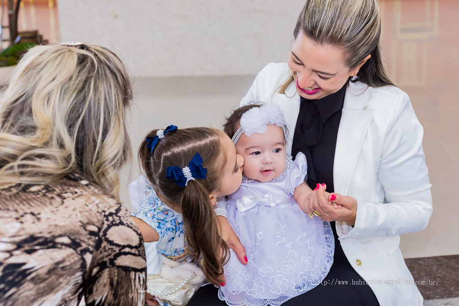Fotos da fotografa Rose Babicz (Babicz Fotografias) do batizado da Valentina celebrado na Paróquia Nsa Perpétuo Socorro em Maringa