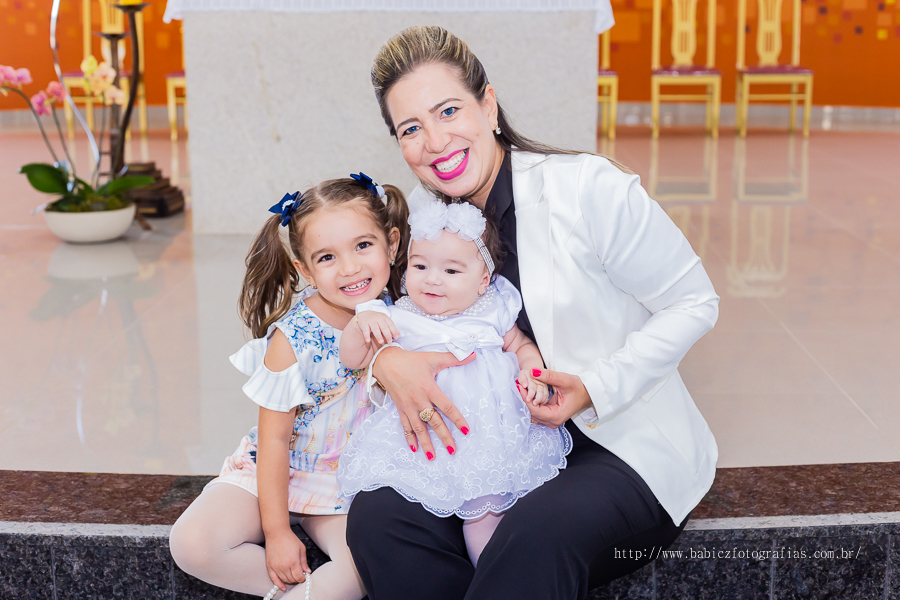 Fotos da fotografa Rose Babicz (Babicz Fotografias) do batizado da Valentina celebrado na Paróquia Nsa Perpétuo Socorro em Maringa