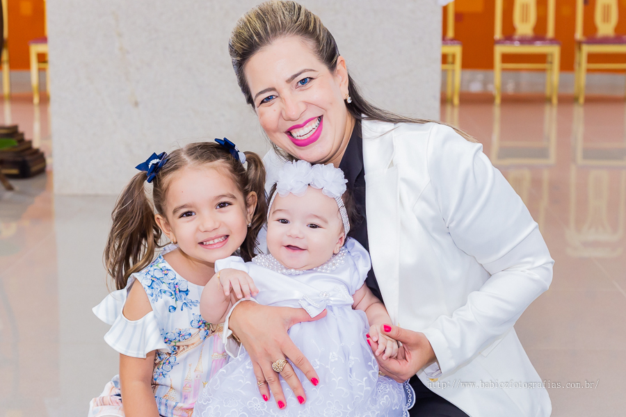 Fotos da fotografa Rose Babicz (Babicz Fotografias) do batizado da Valentina celebrado na Paróquia Nsa Perpétuo Socorro em Maringa