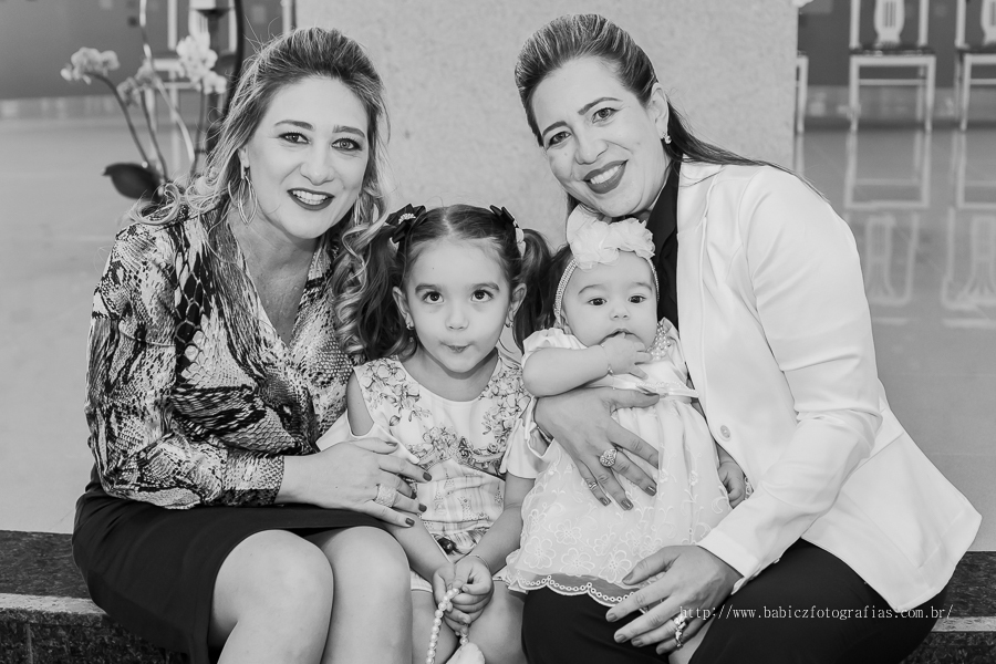 Fotos da fotografa Rose Babicz (Babicz Fotografias) do batizado da Valentina celebrado na Paróquia Nsa Perpétuo Socorro em Maringa